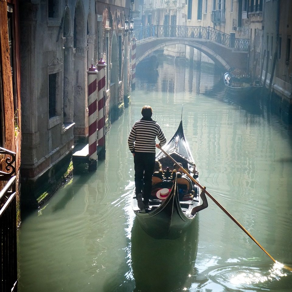 Venedig, Gondelfahrt Gondoliere in Venedig, umgeben von historischen Gebäuden.