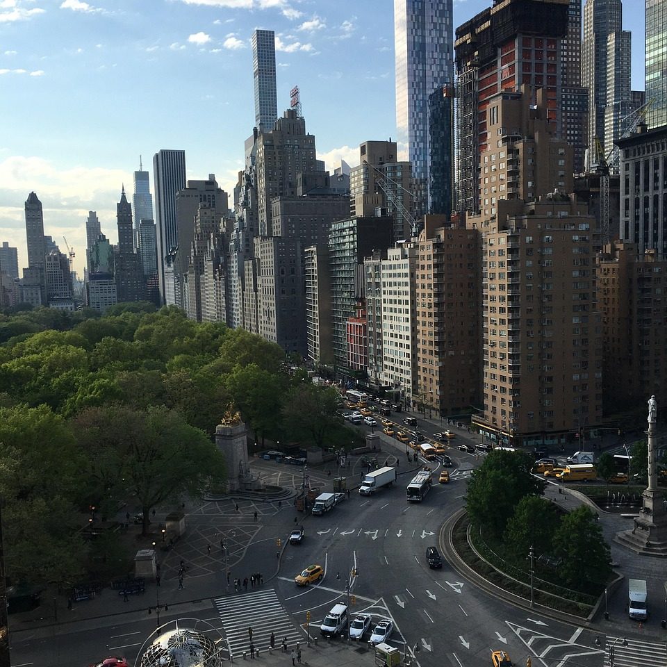 Blick auf New York mit Wolkenkratzern und einem bepflanzten Park.