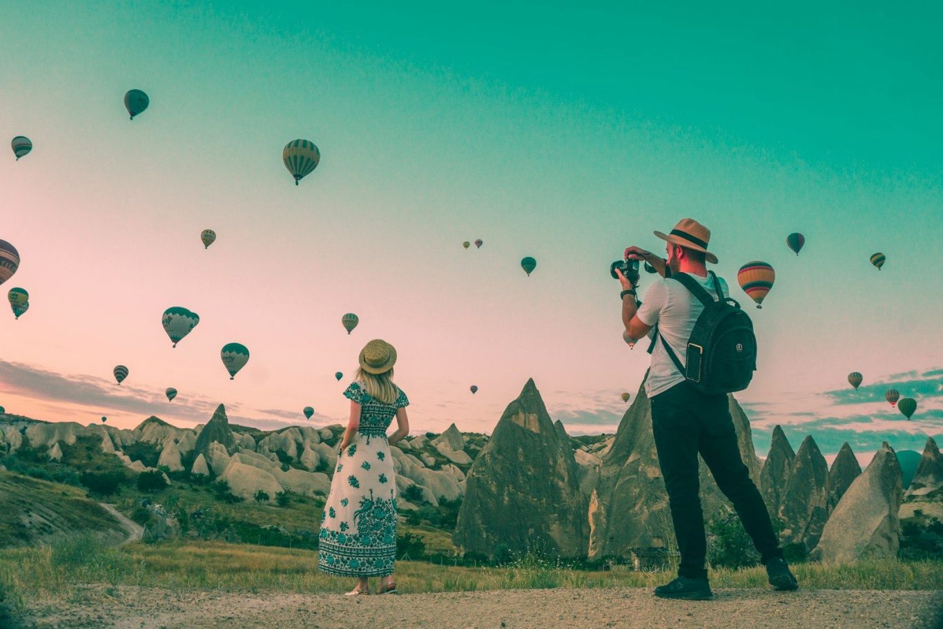 Luftballons Heißluftballons steigen über einer malerischen Landschaft mit Fotografen und einer Person.