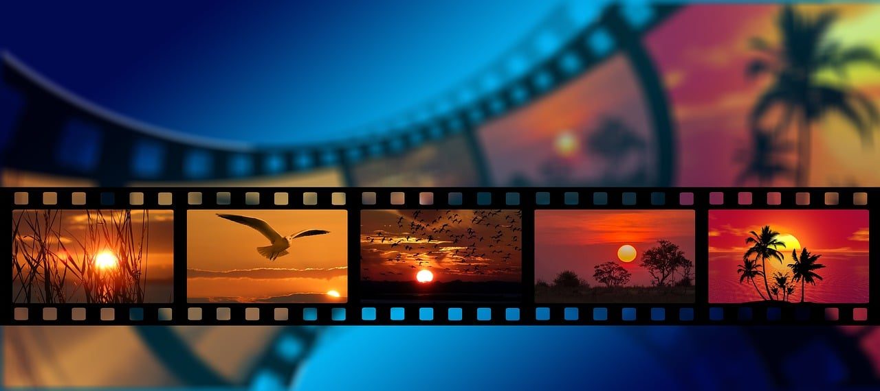 Netflix House Eröffnung Filmstreifen mit fünf Szenen von Sonnenuntergängen und Palmen im Hintergrund.